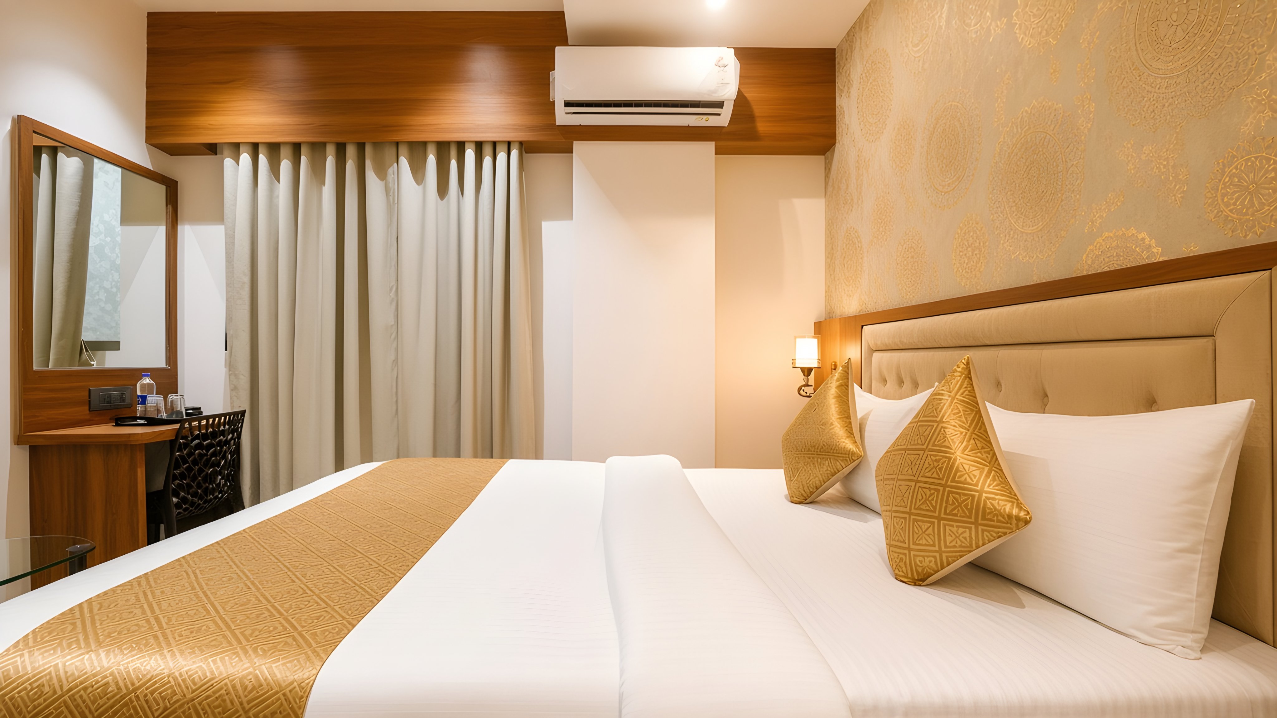 Deluxe room beside the window